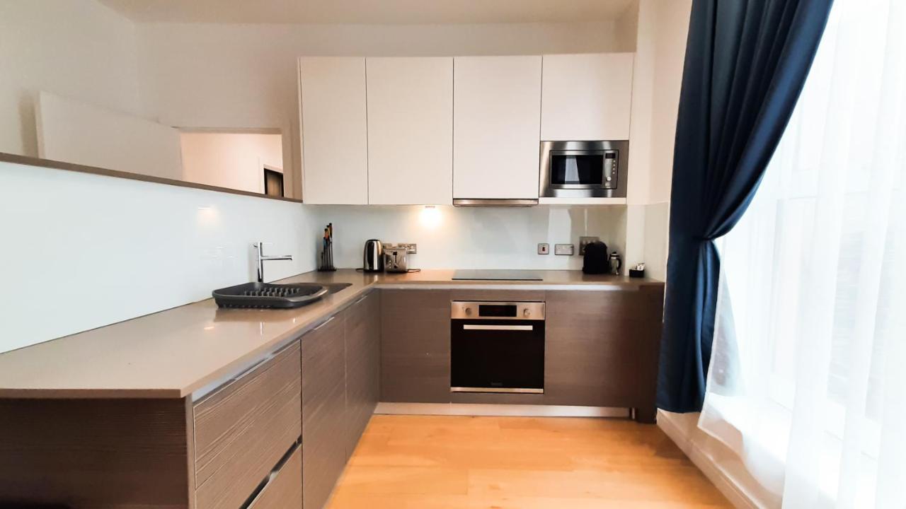 Modern & Spacious Studio & One Bedroom Apartments In Heathrow Hounslow Exterior photo