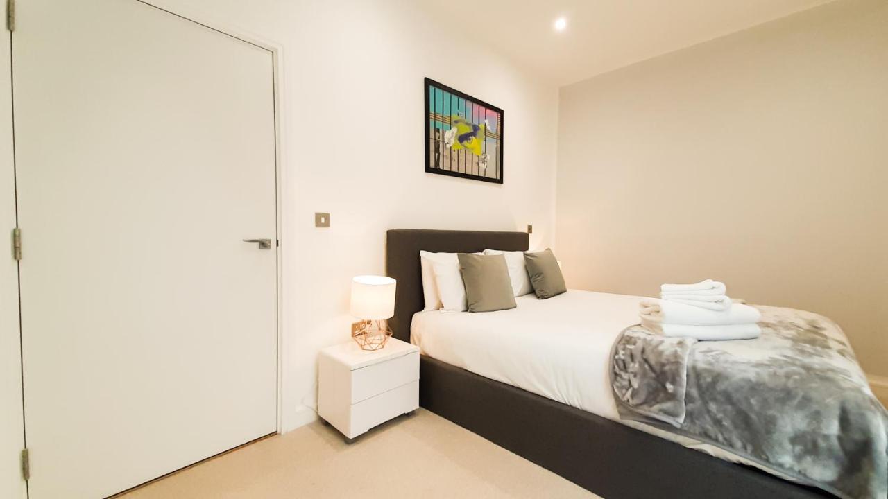 Modern & Spacious Studio & One Bedroom Apartments In Heathrow Hounslow Exterior photo