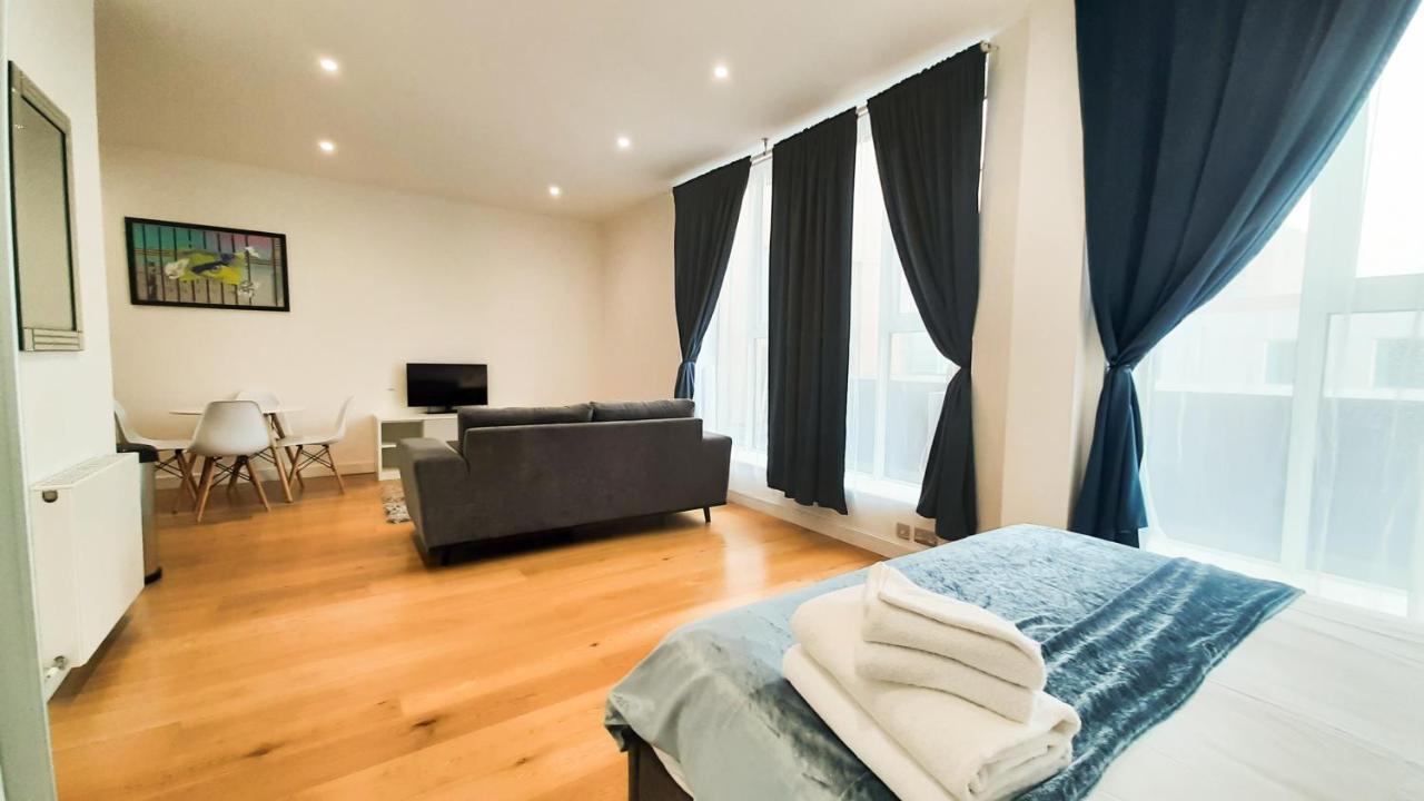 Modern & Spacious Studio & One Bedroom Apartments In Heathrow Hounslow Exterior photo