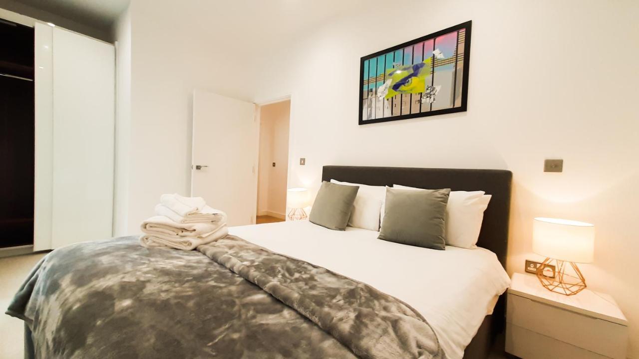 Modern & Spacious Studio & One Bedroom Apartments In Heathrow Hounslow Exterior photo