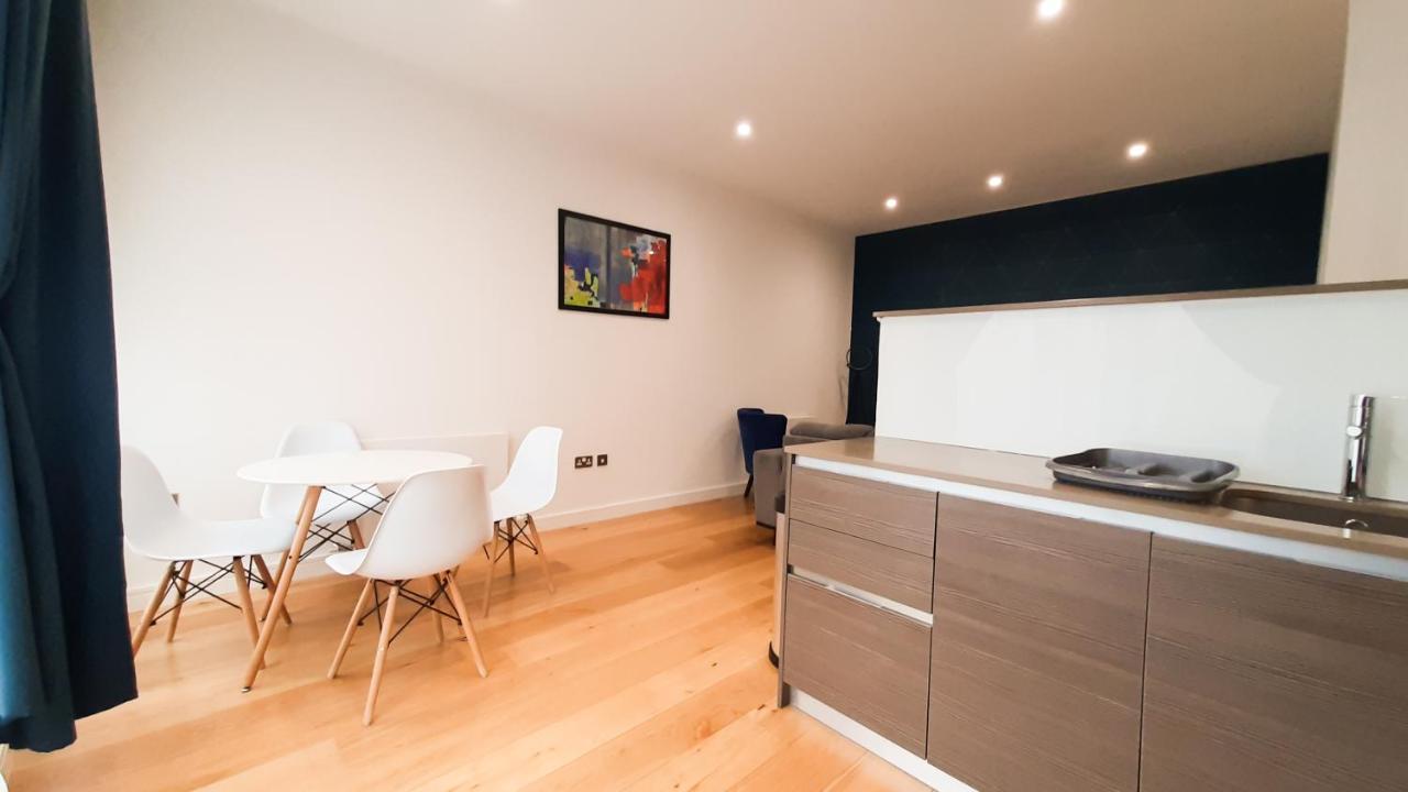 Modern & Spacious Studio & One Bedroom Apartments In Heathrow Hounslow Exterior photo