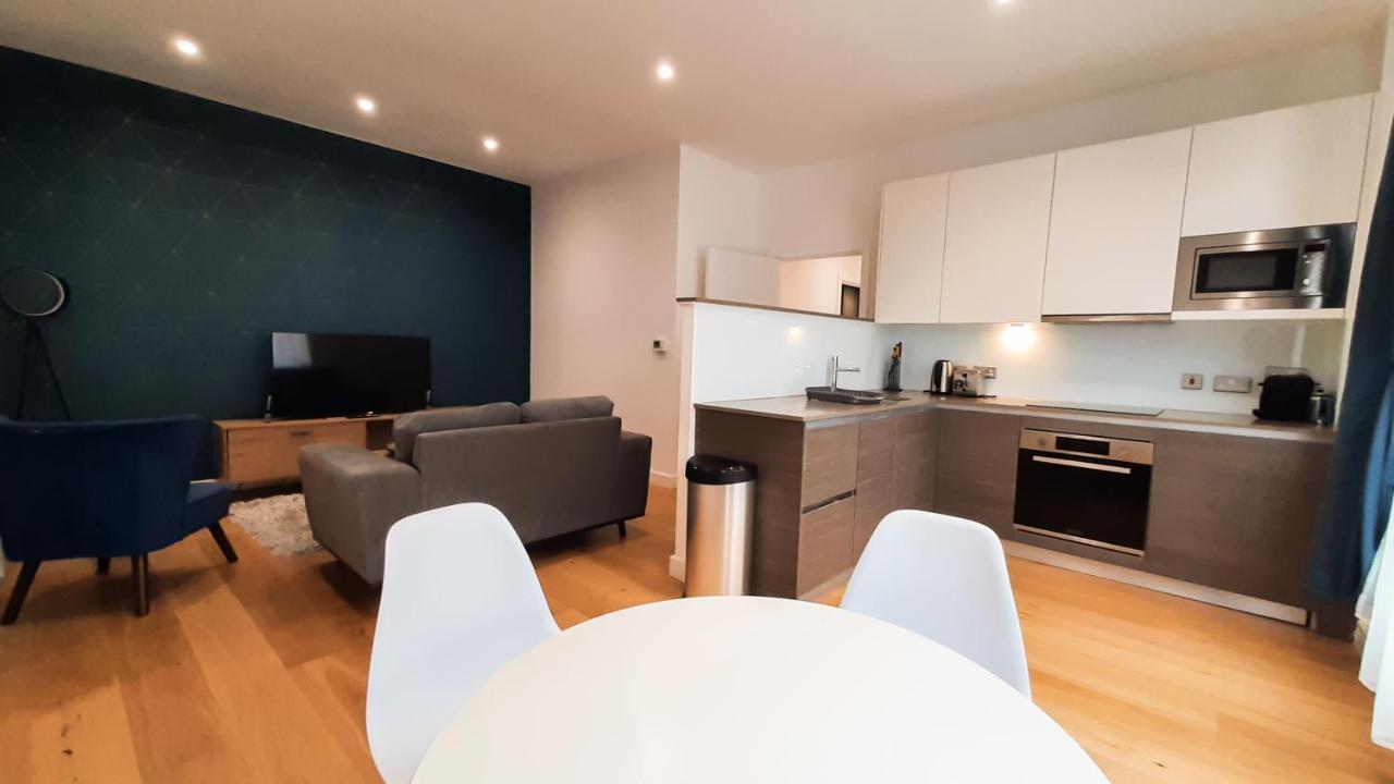 Modern & Spacious Studio & One Bedroom Apartments In Heathrow Hounslow Exterior photo