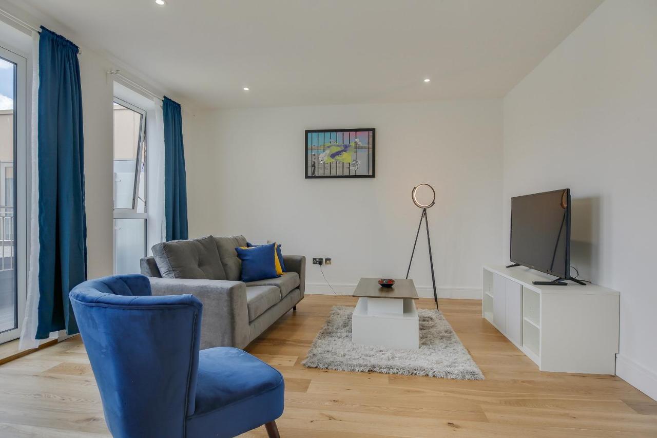 Modern & Spacious Studio & One Bedroom Apartments In Heathrow Hounslow Exterior photo