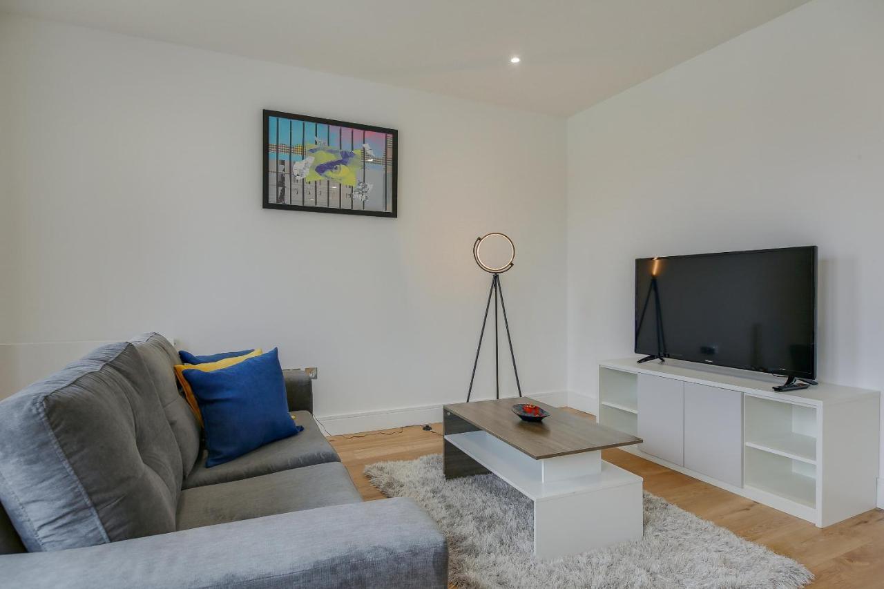 Modern & Spacious Studio & One Bedroom Apartments In Heathrow Hounslow Exterior photo