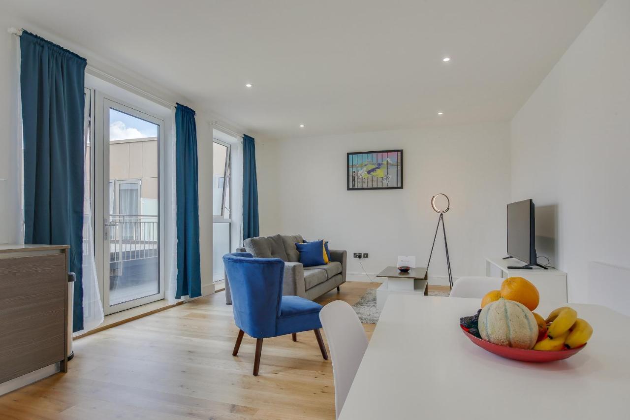 Modern & Spacious Studio & One Bedroom Apartments In Heathrow Hounslow Exterior photo